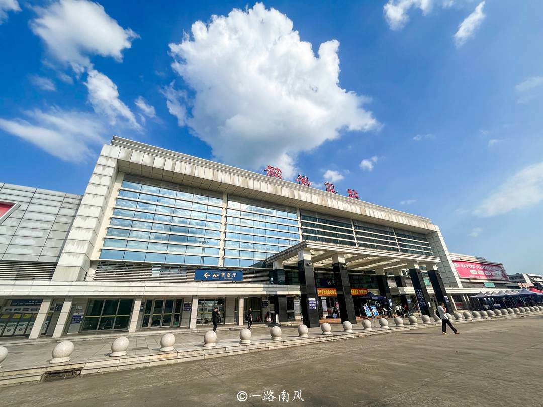 韶关火车站韶关火车站，历史与现代的交汇点