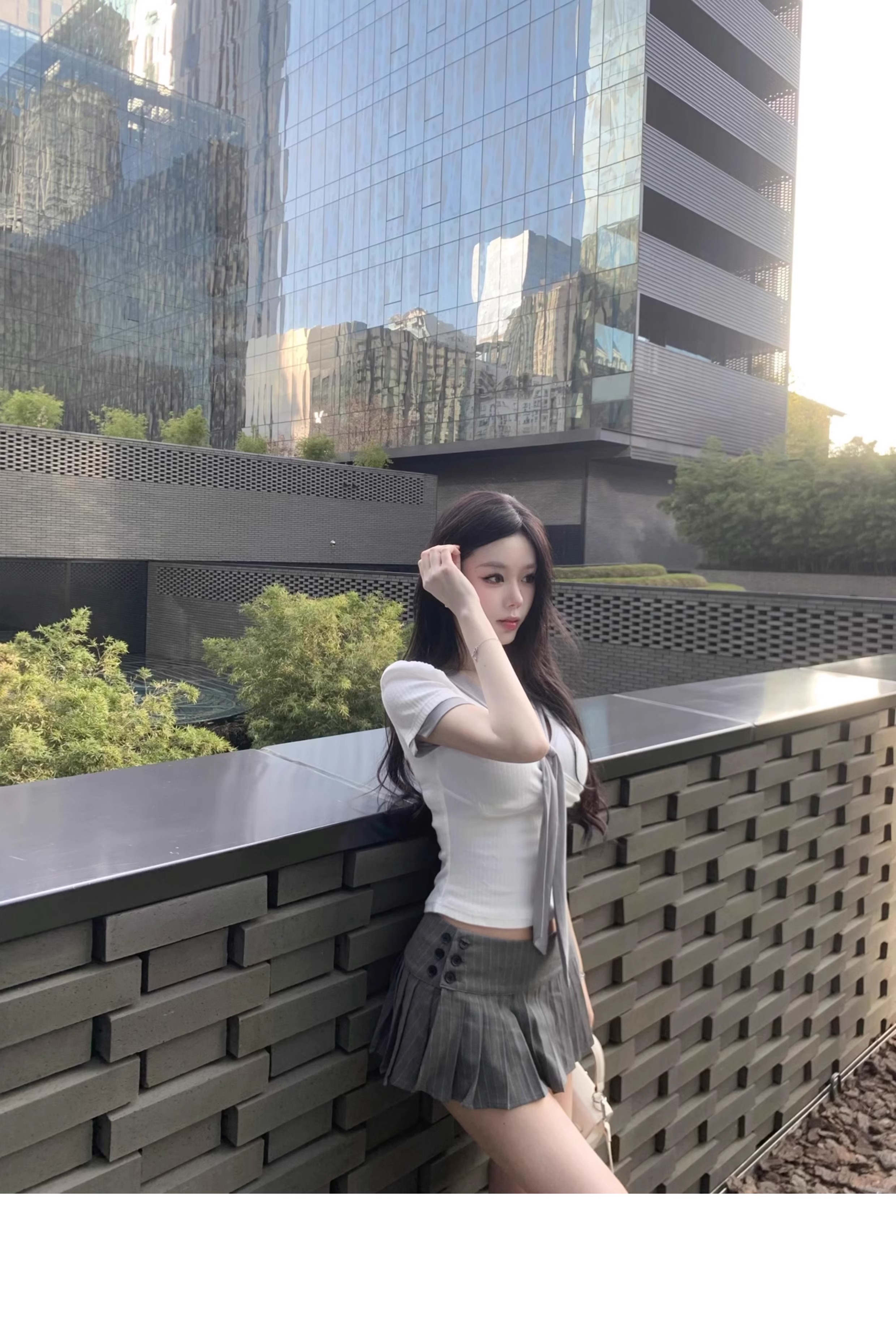 美女同桌的裙装魅力-第1张图片