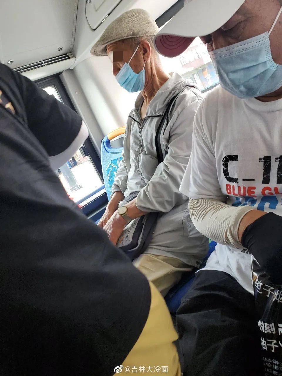在公车上露奶被男人玩-第2张图片