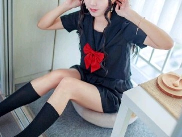 他趴在两腿中间舔我，涉及私密话题