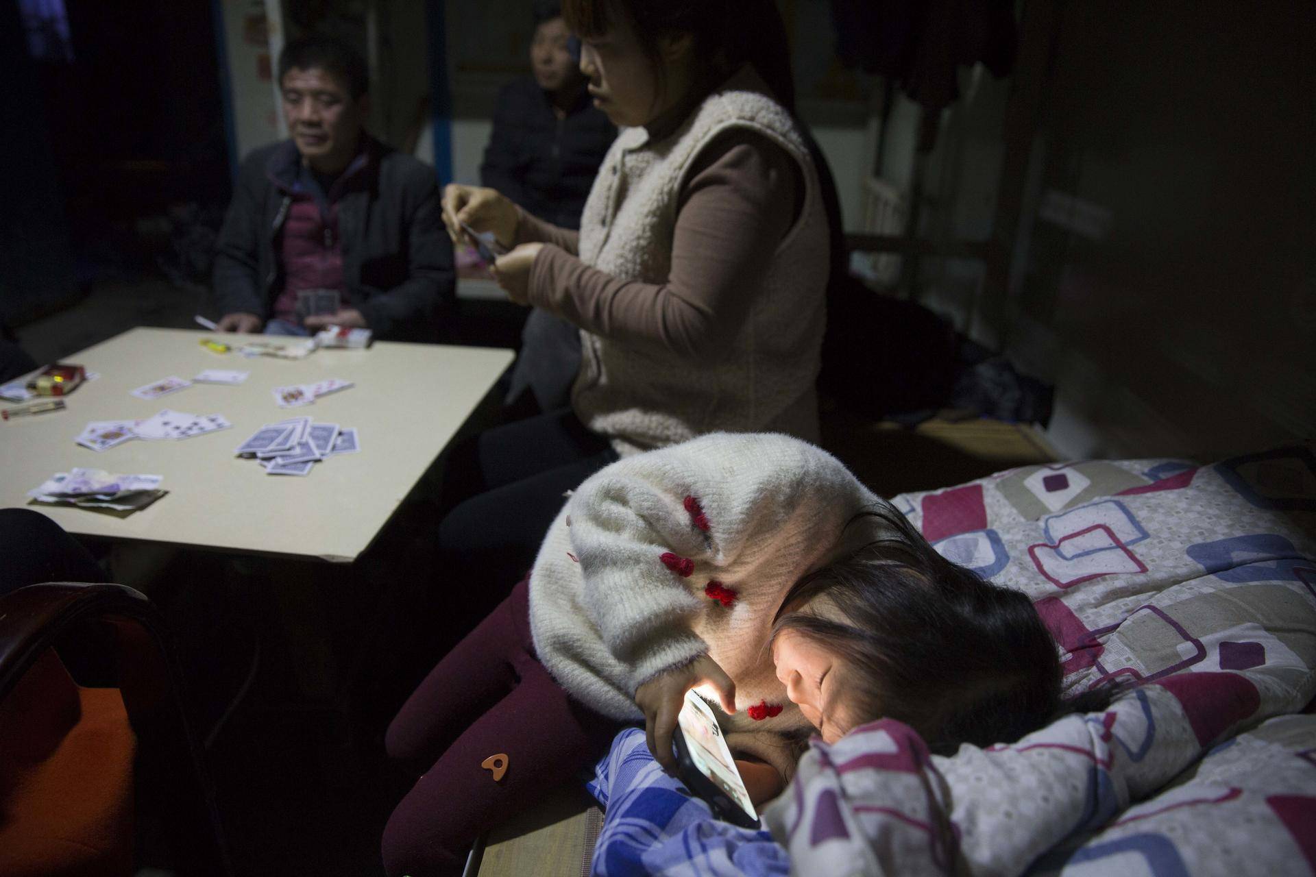 双人床上做运动打扑克视频软件