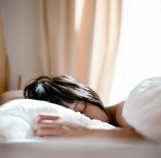 在附近找个女人过来睡觉不要钱在附近找个女人过夜，无需付费的浪漫体验
