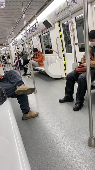 女学生公交车上疯狂输出小说女学生公交车上疯狂输出