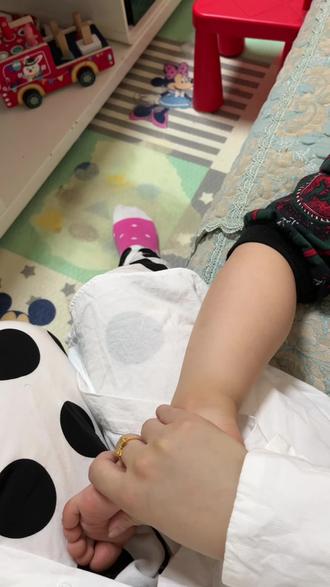 宝宝腿分得开点才不疼