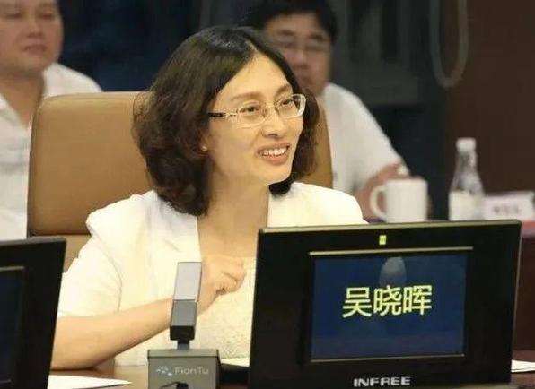 美女市长的魅力与领导力：推动城市发展的女性力量